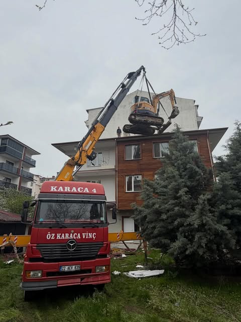 Öz Karaca Vinç iş makinesi kaldırırken
